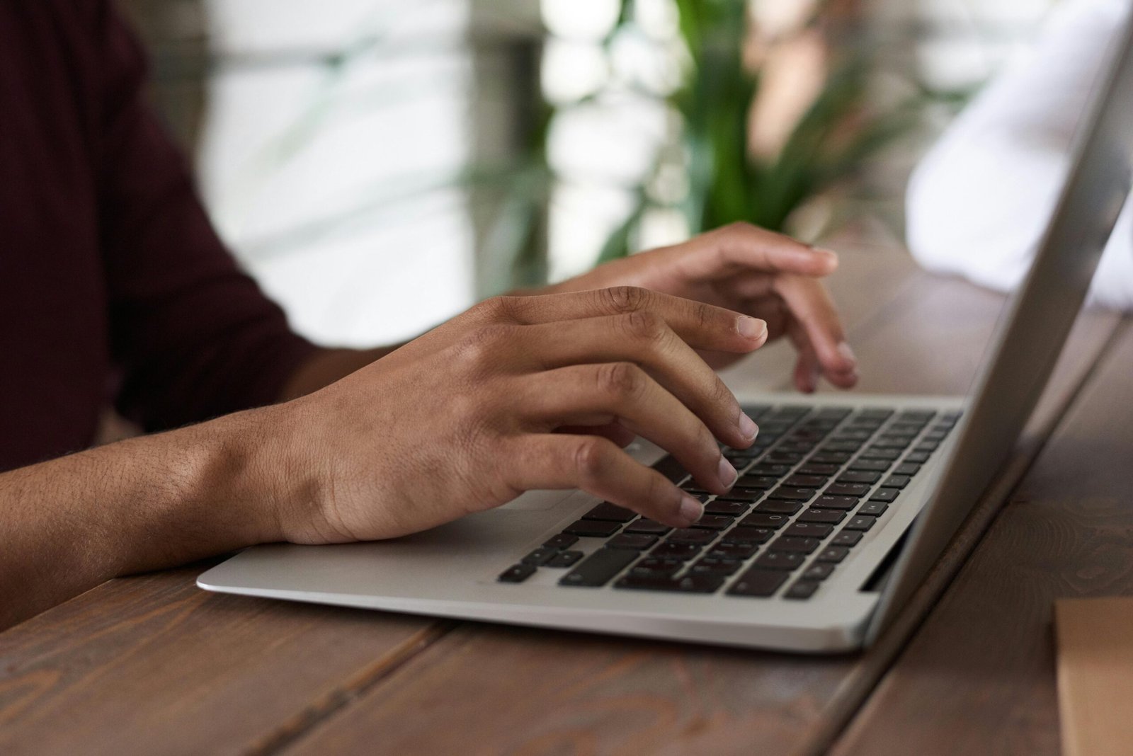 hands of a personne on the keyboard of a laptop